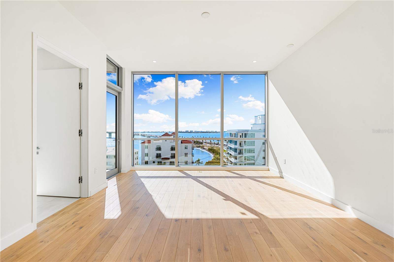 111 GOLDEN GATE PT #701PH