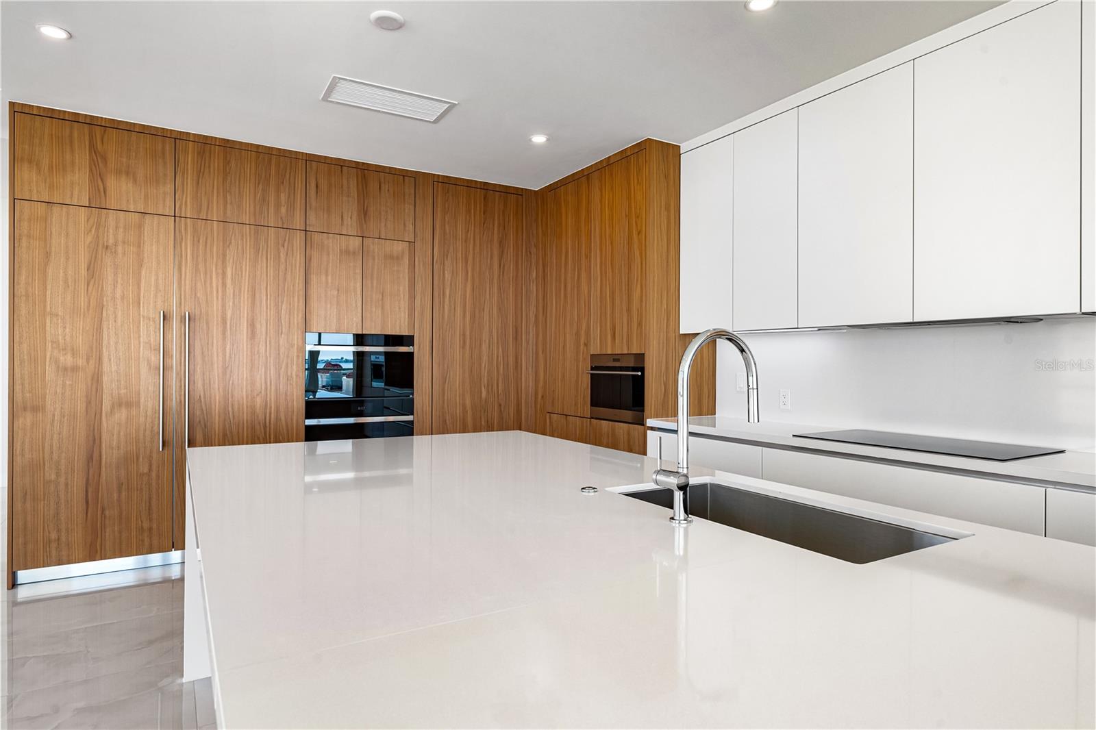 111 GOLDEN GATE PT #701PH