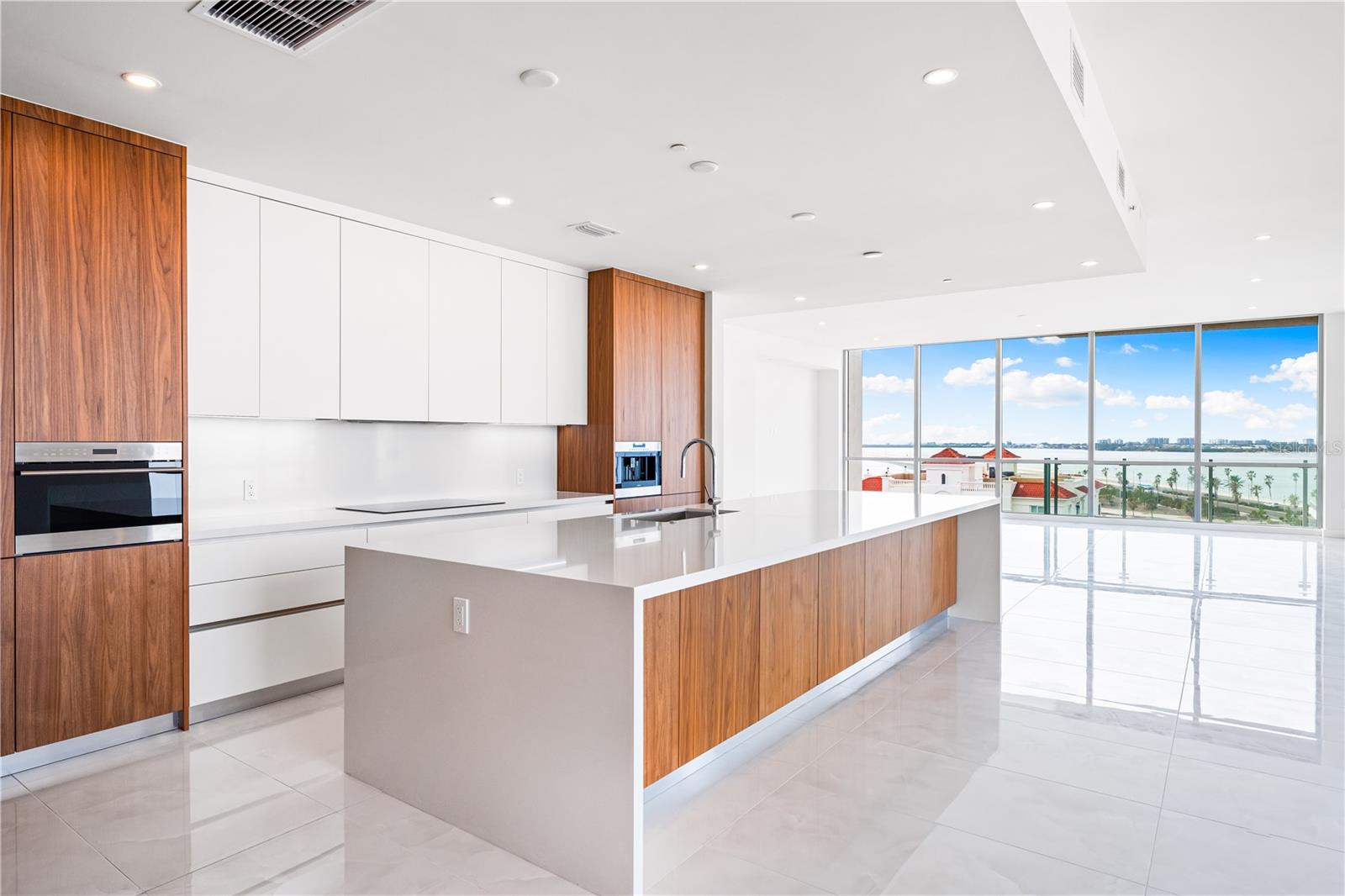 111 GOLDEN GATE PT #701PH