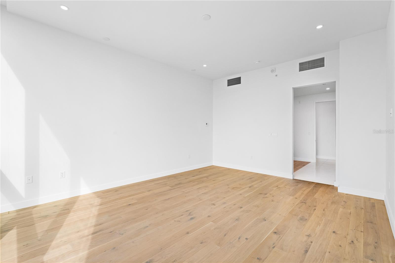 111 GOLDEN GATE PT #701PH