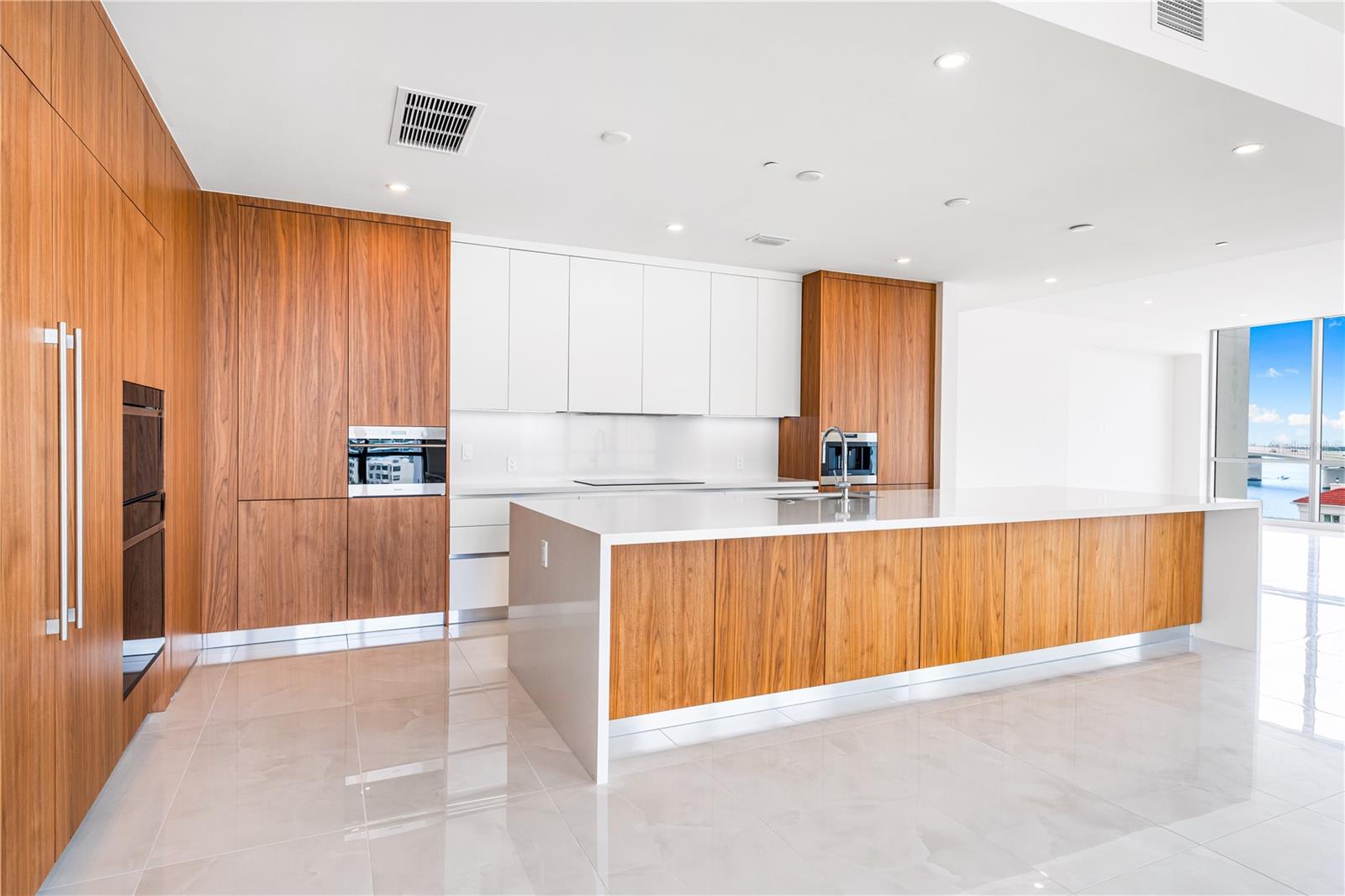 111 GOLDEN GATE PT #701PH