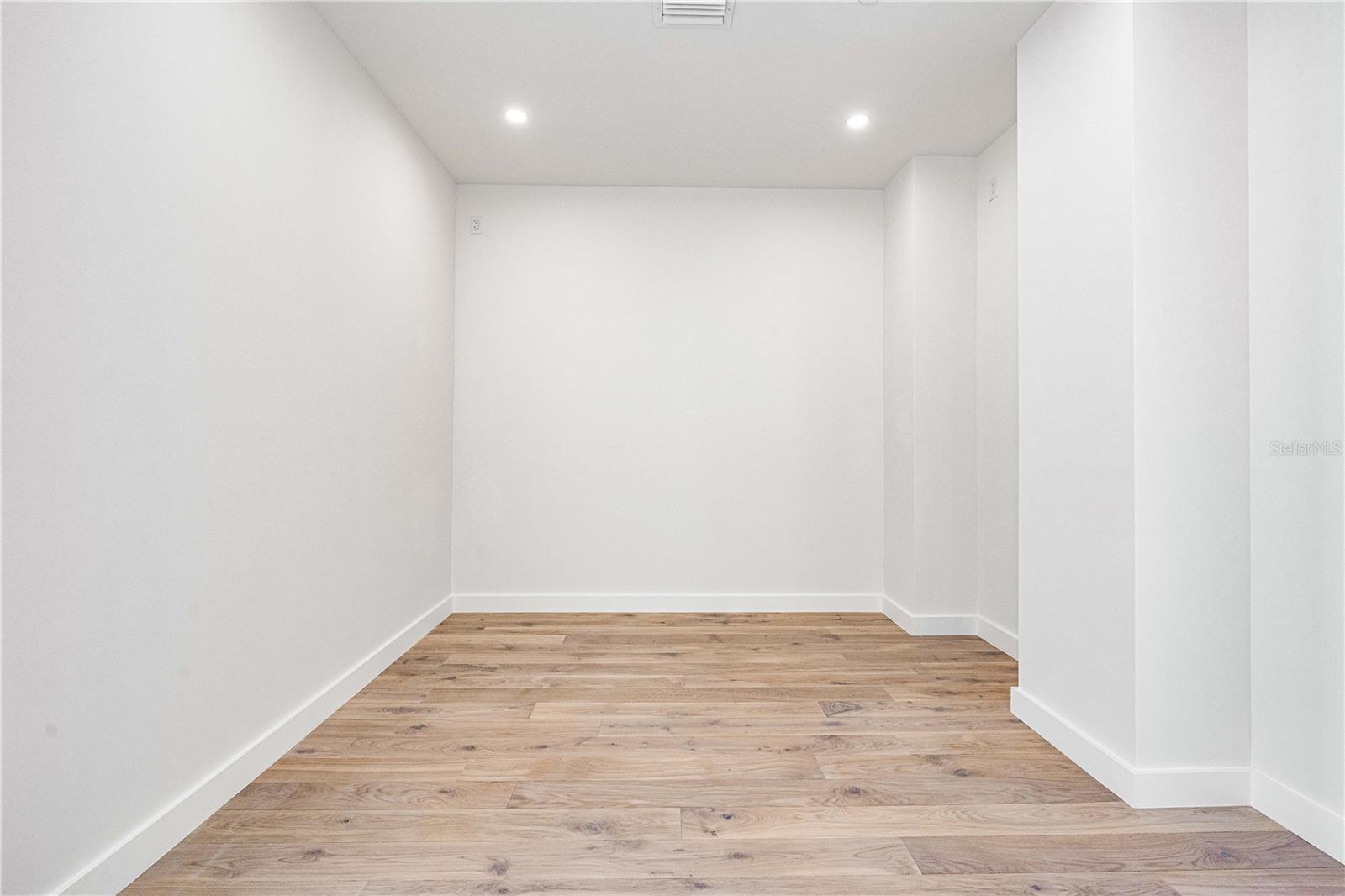 111 GOLDEN GATE PT #701PH