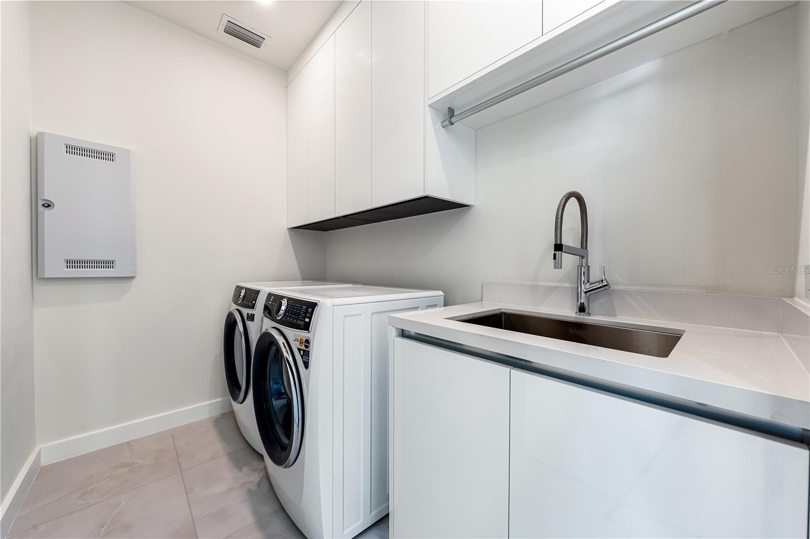 111 GOLDEN GATE PT #701PH