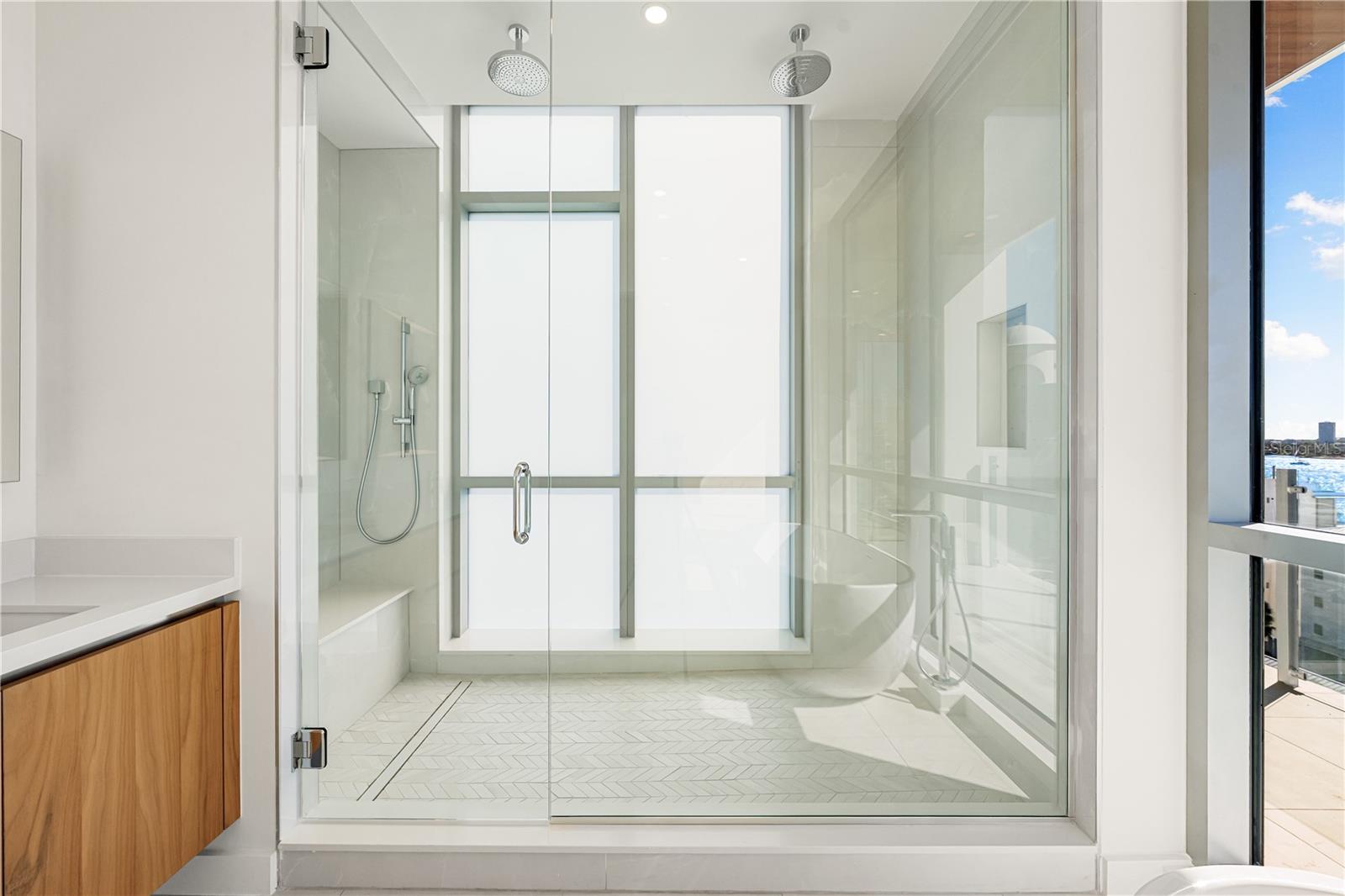 111 GOLDEN GATE PT #701PH