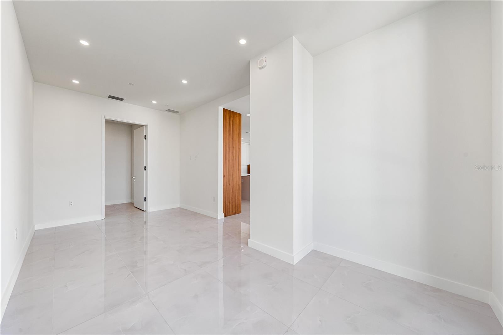 111 GOLDEN GATE PT #701PH