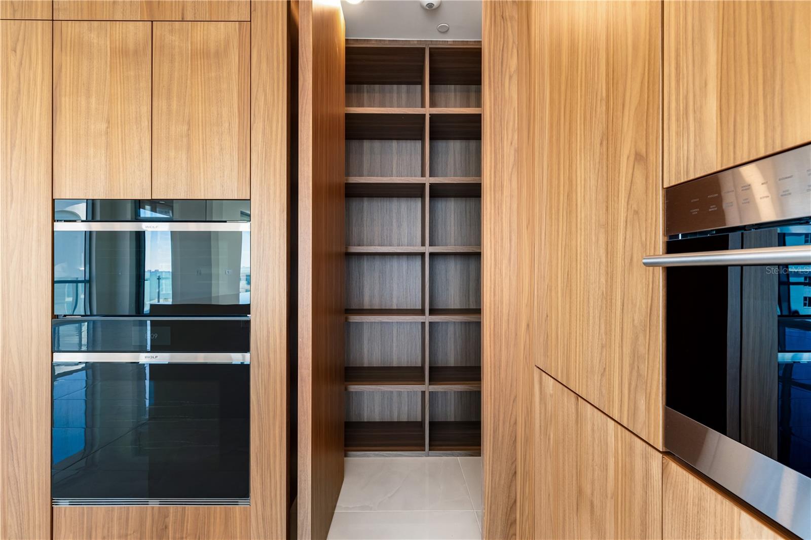 111 GOLDEN GATE PT #701PH