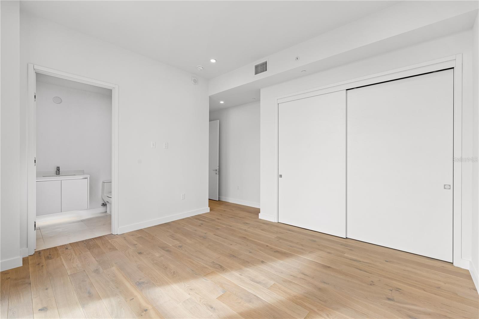 111 GOLDEN GATE PT #701PH