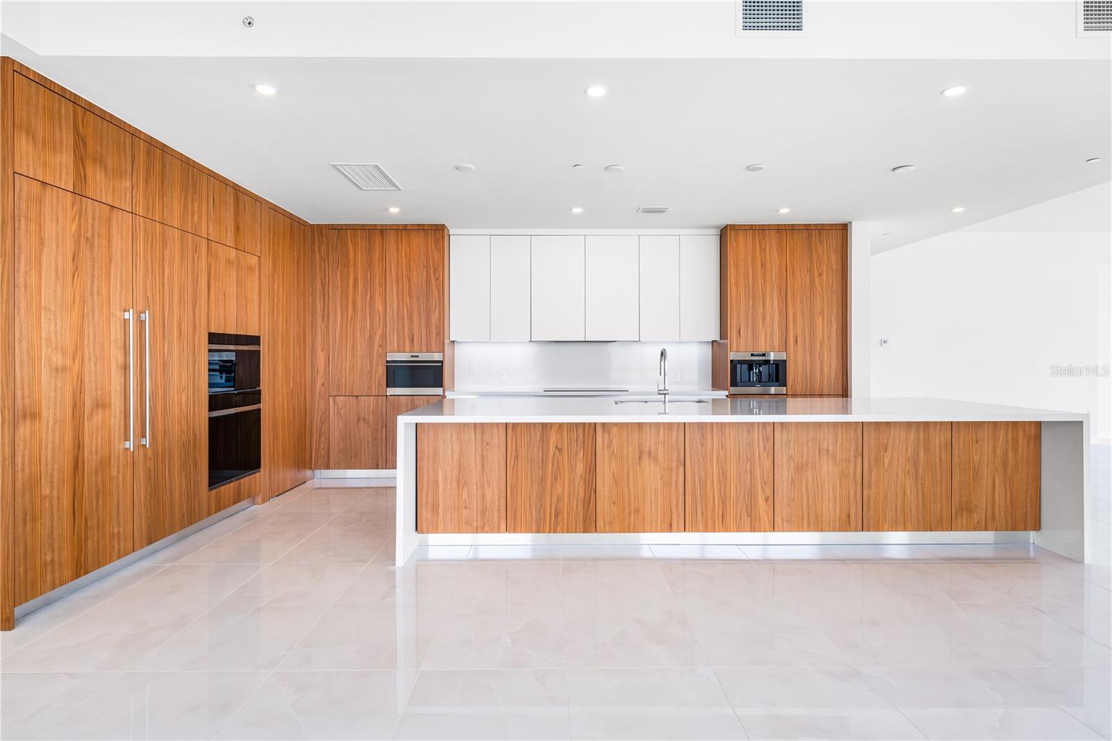 111 GOLDEN GATE PT #701PH