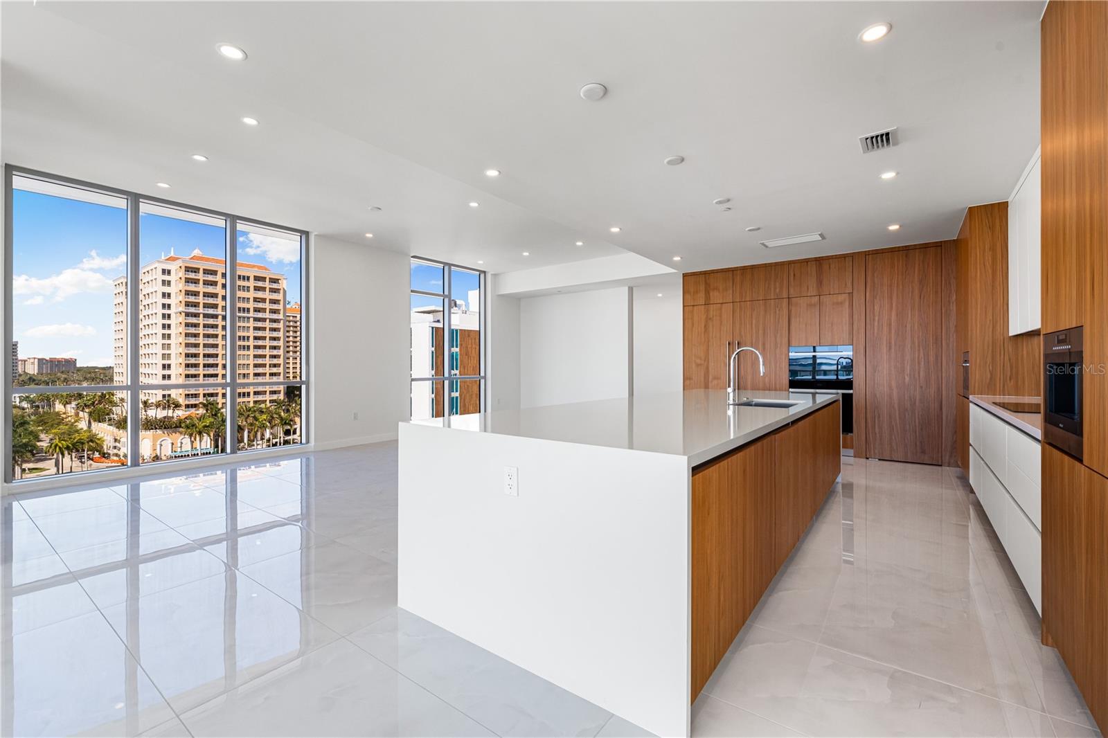 111 GOLDEN GATE PT #701PH