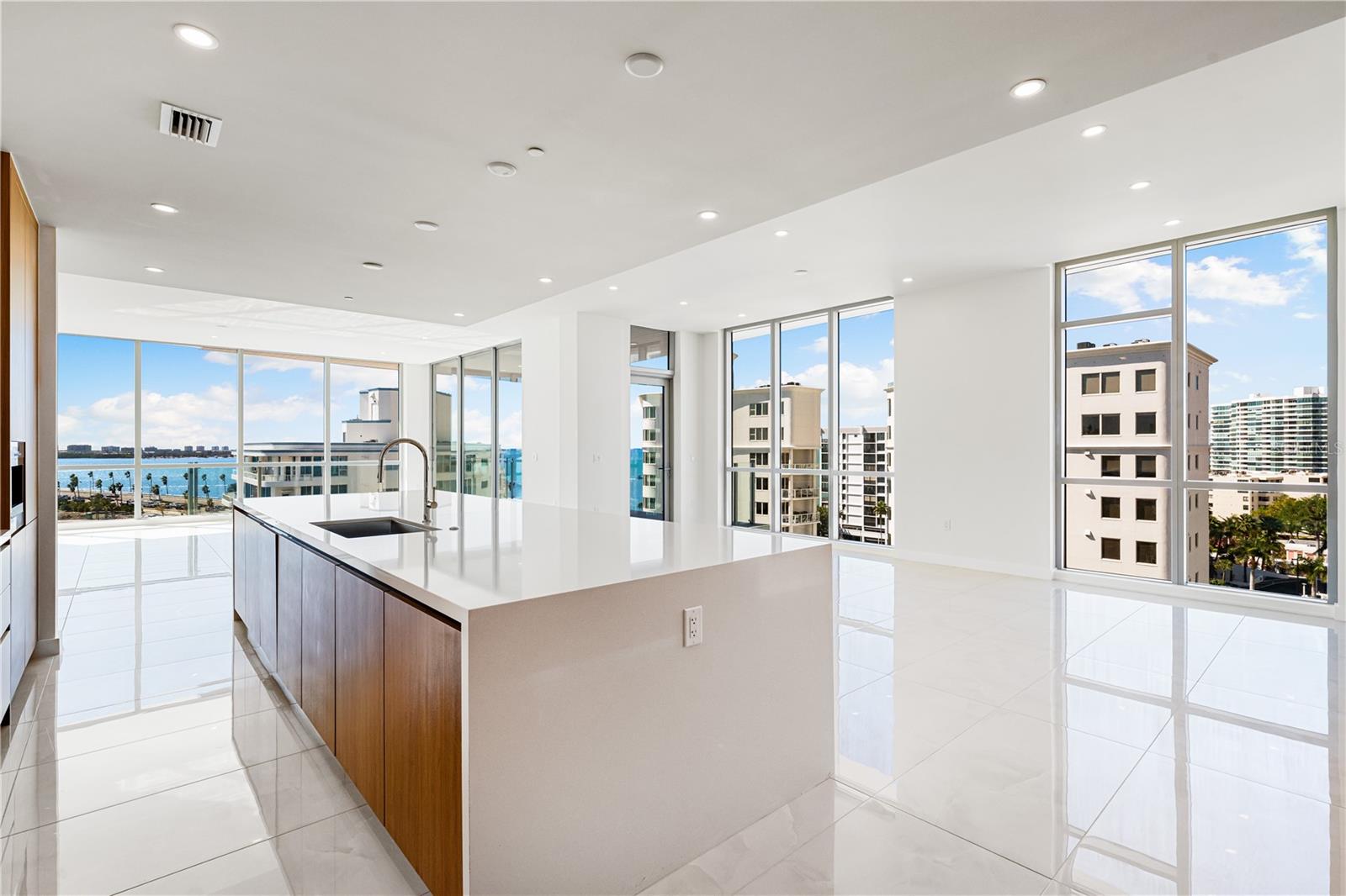 111 GOLDEN GATE PT #701PH