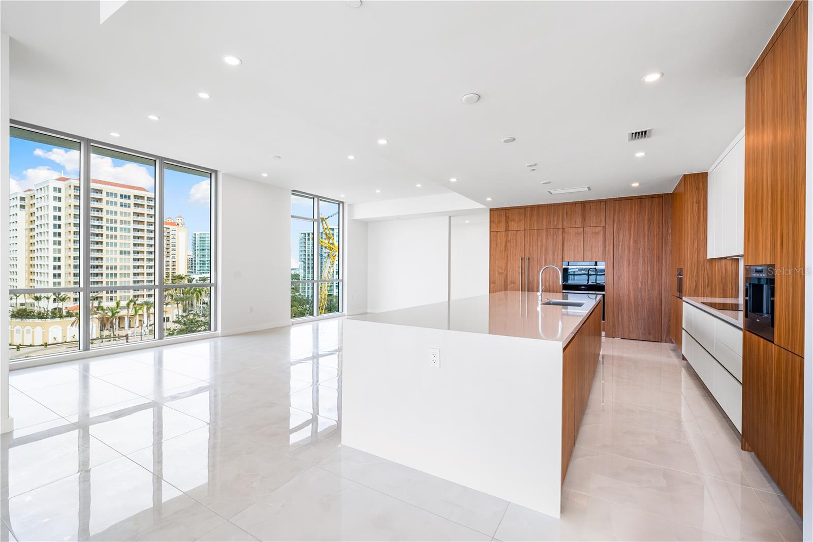 111 GOLDEN GATE PT #701PH