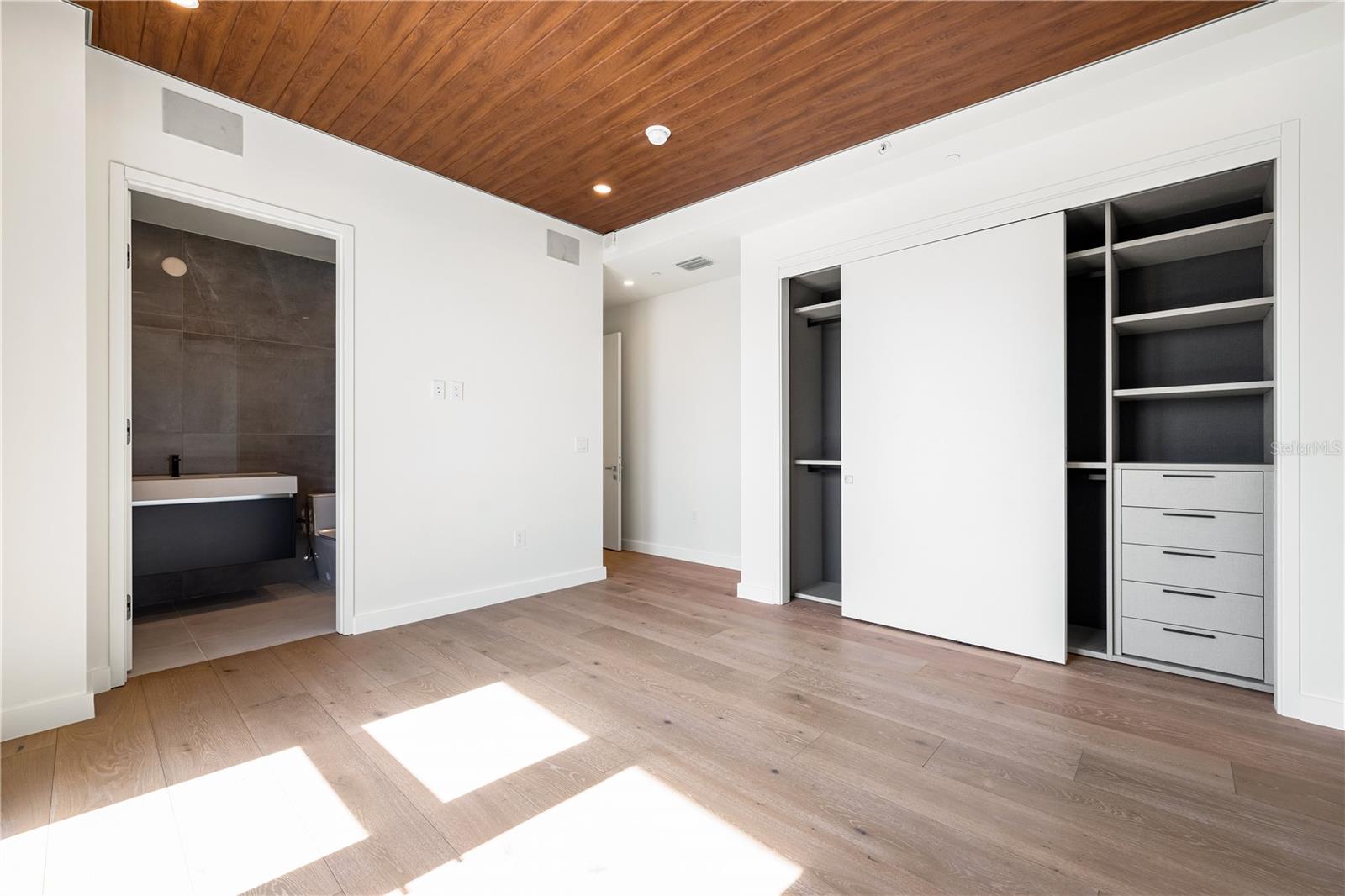 111 GOLDEN GATE PT #801PH