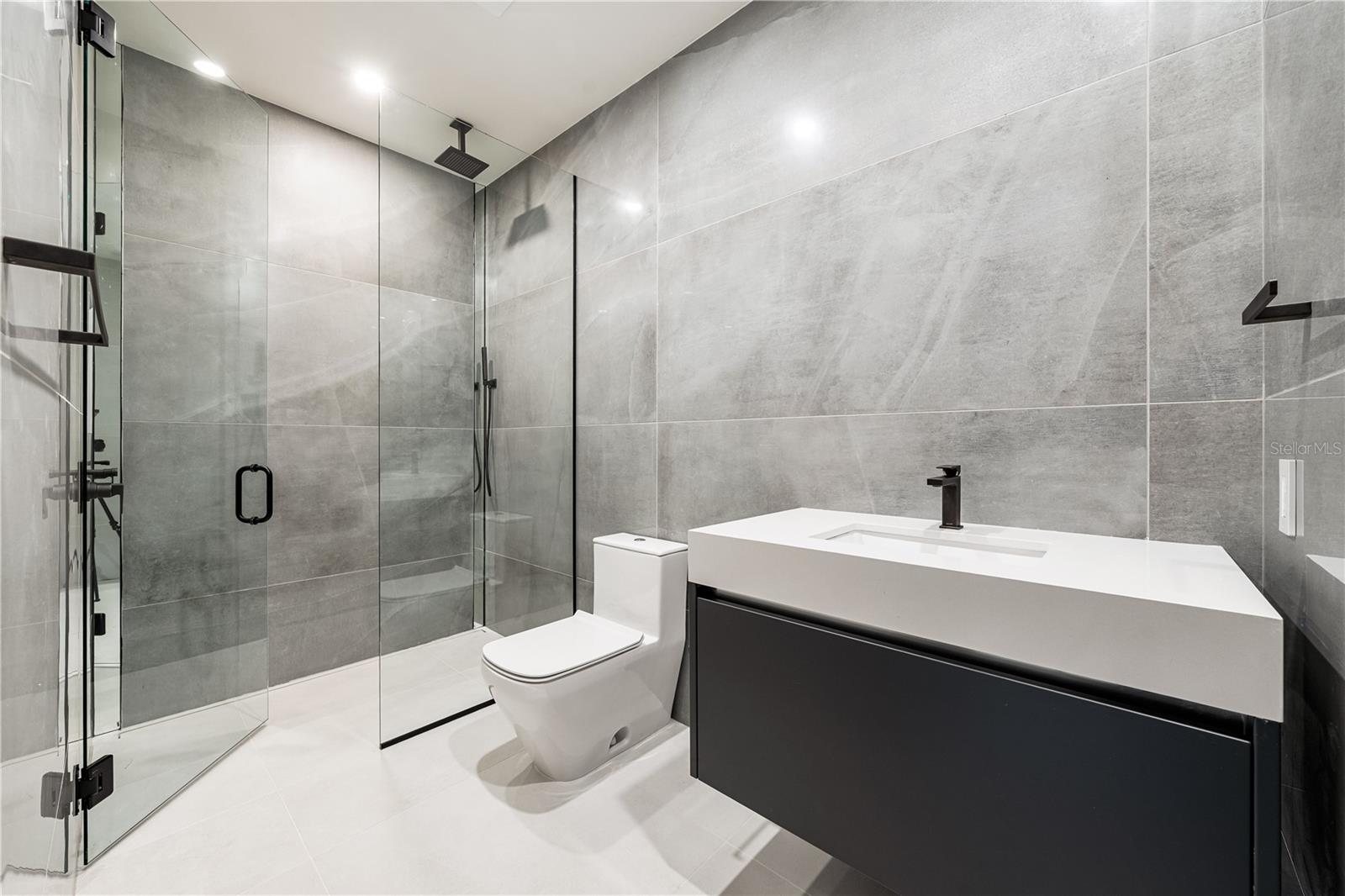 111 GOLDEN GATE PT #801PH