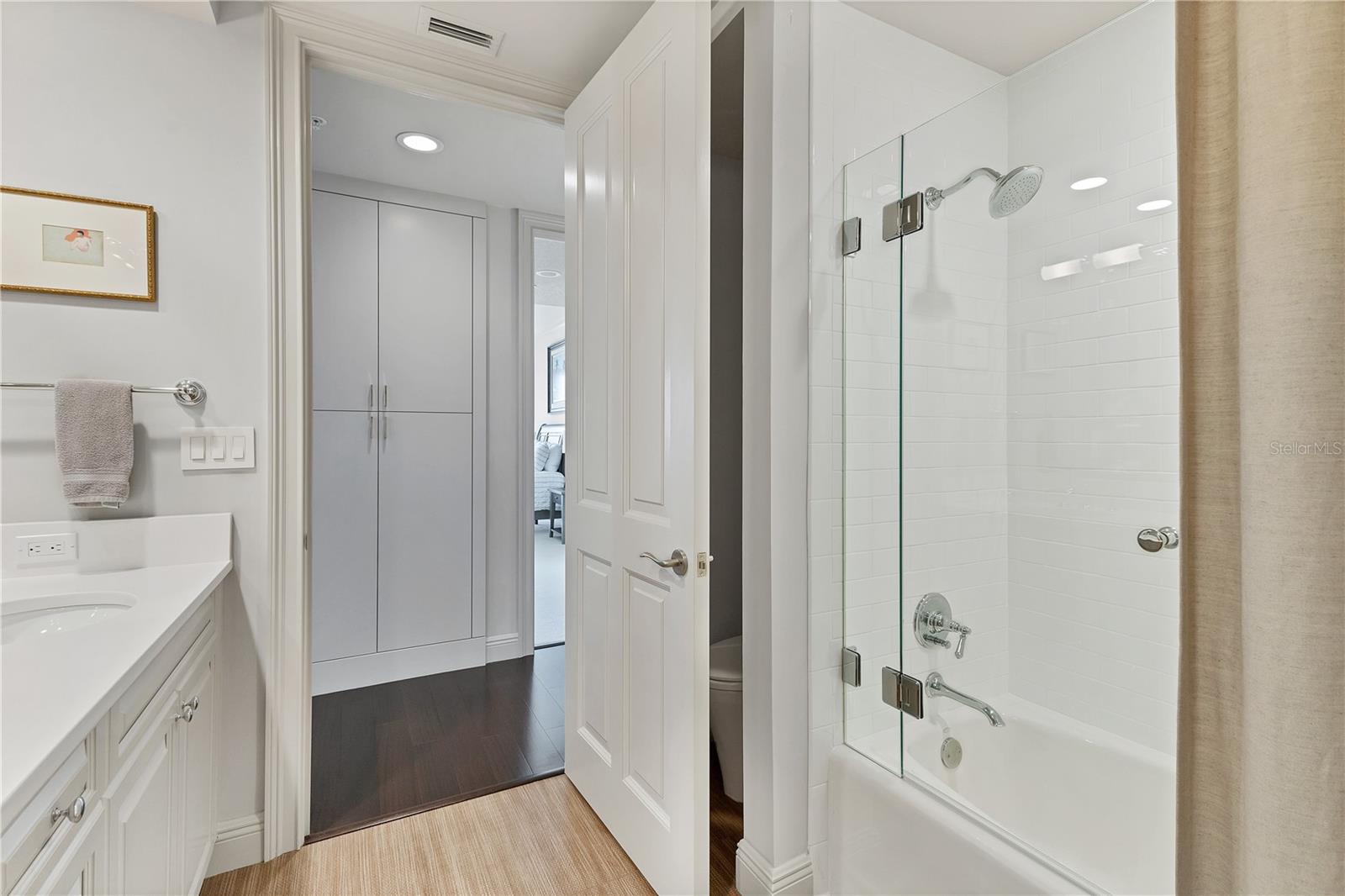 35 WATERGATE DR #1203