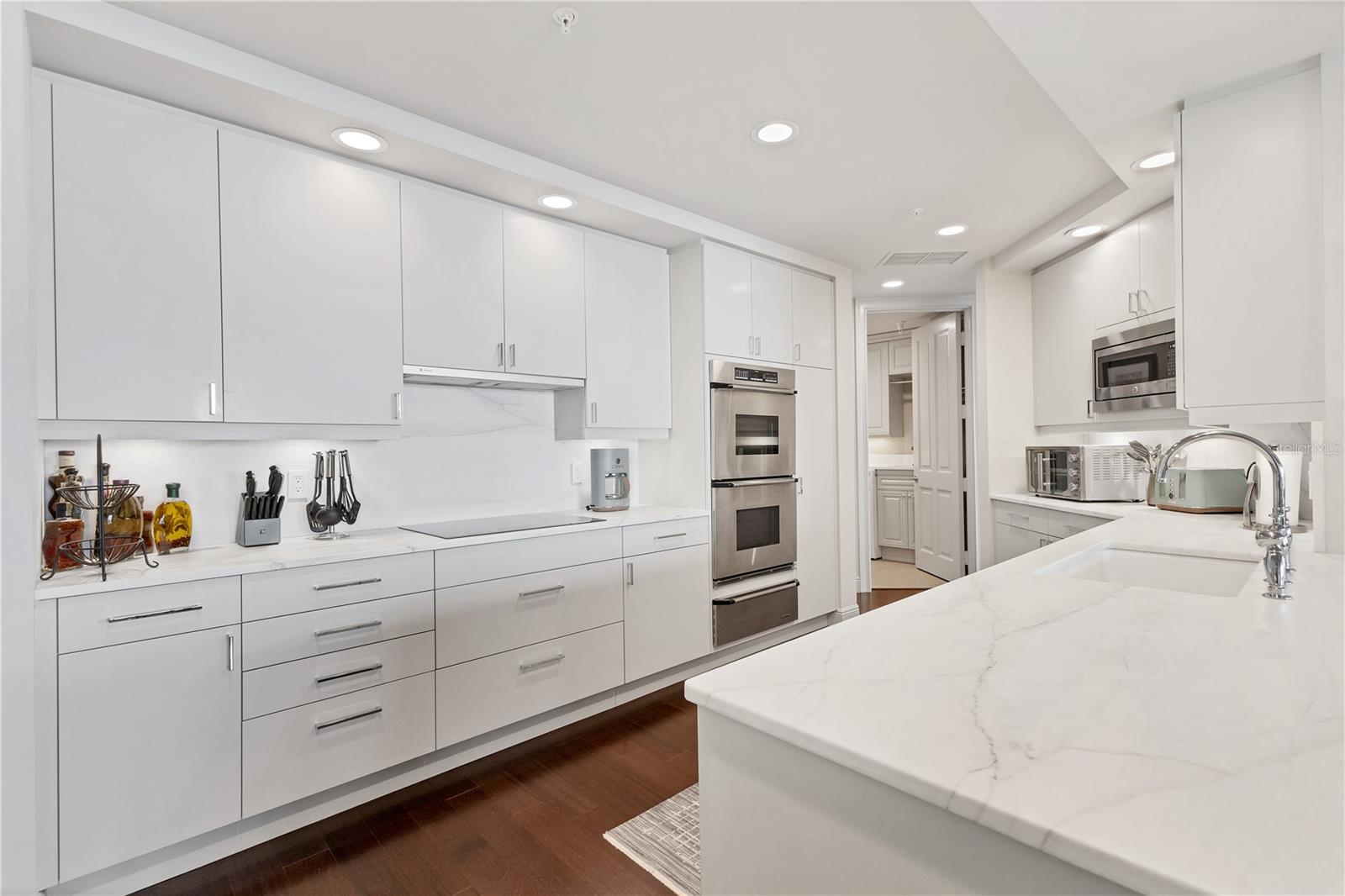 35 WATERGATE DR #1203
