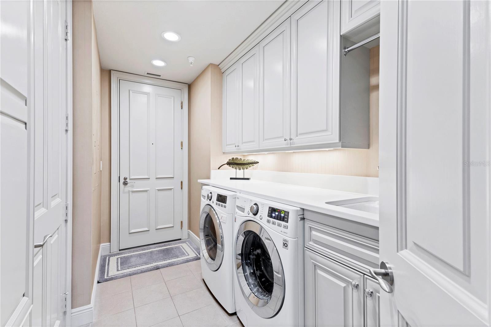35 WATERGATE DR #1203