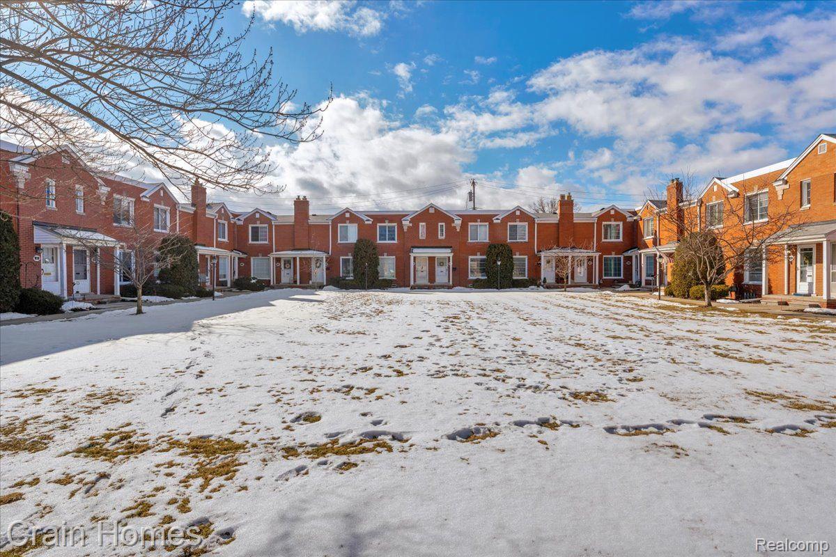 689 SAINT CLAIR Street