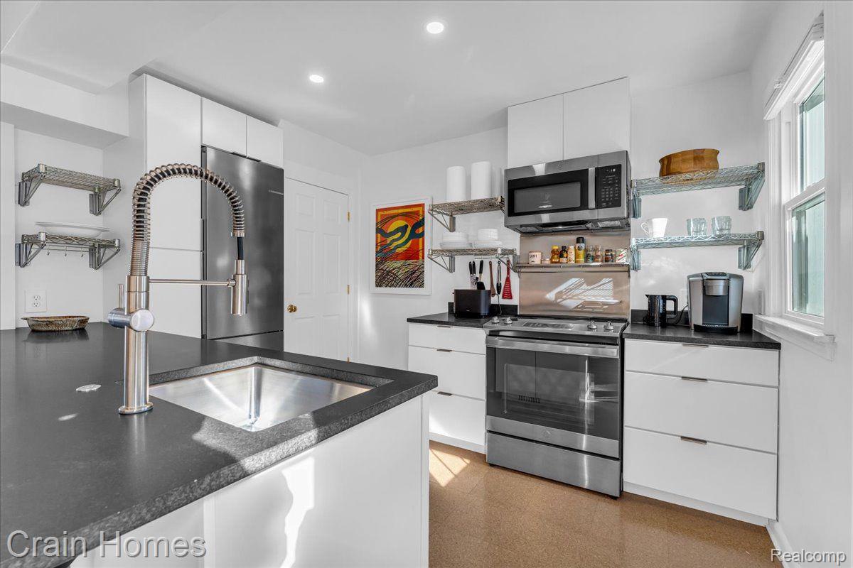 689 SAINT CLAIR Street