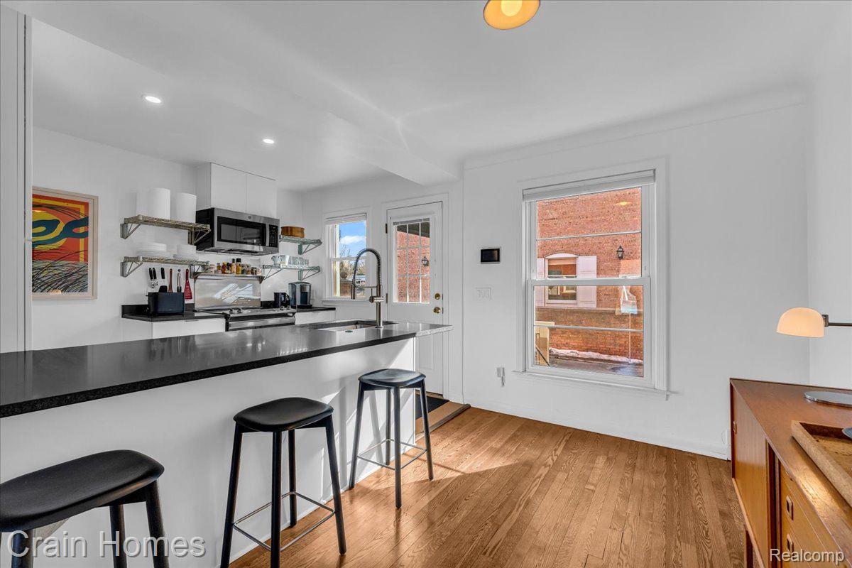 689 SAINT CLAIR Street