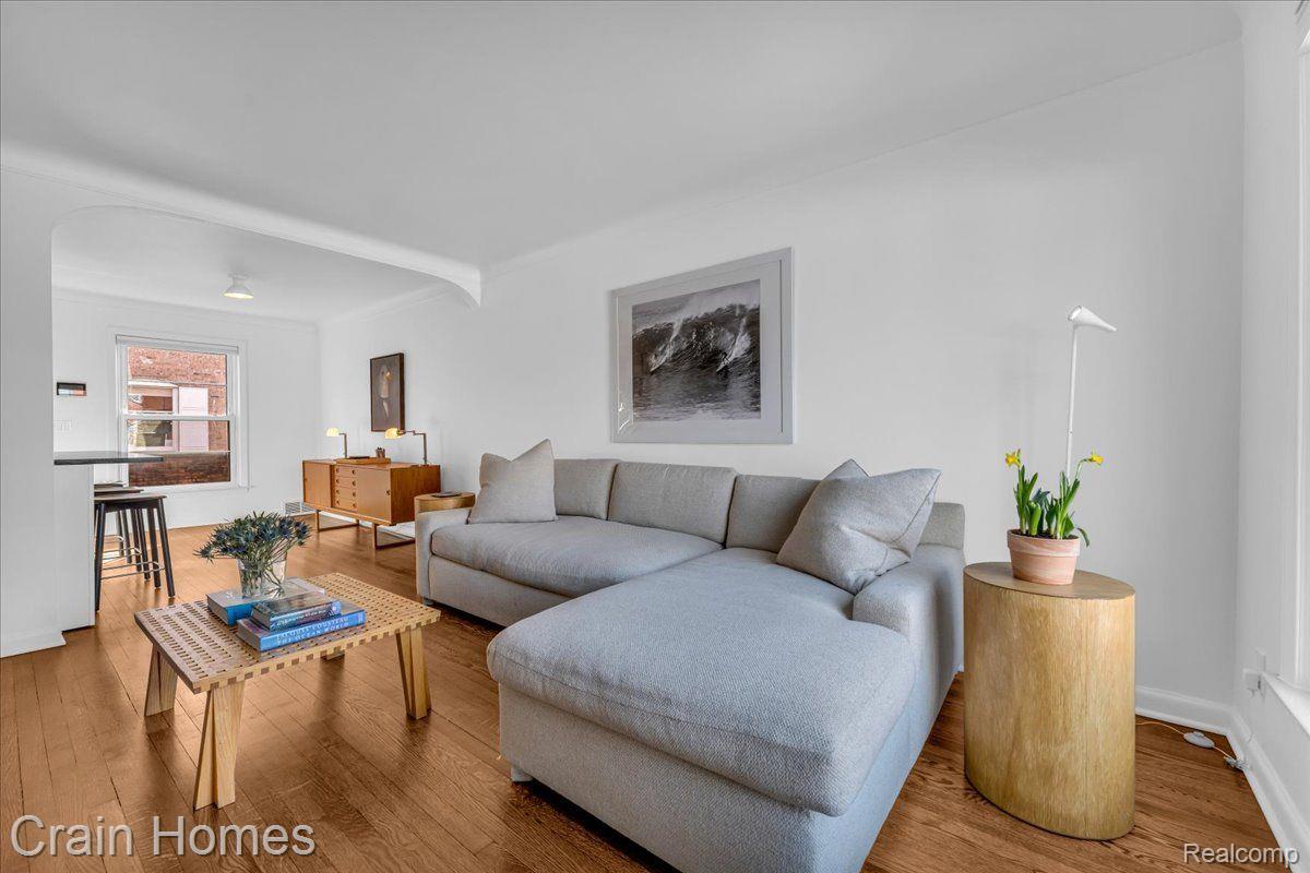 689 SAINT CLAIR Street