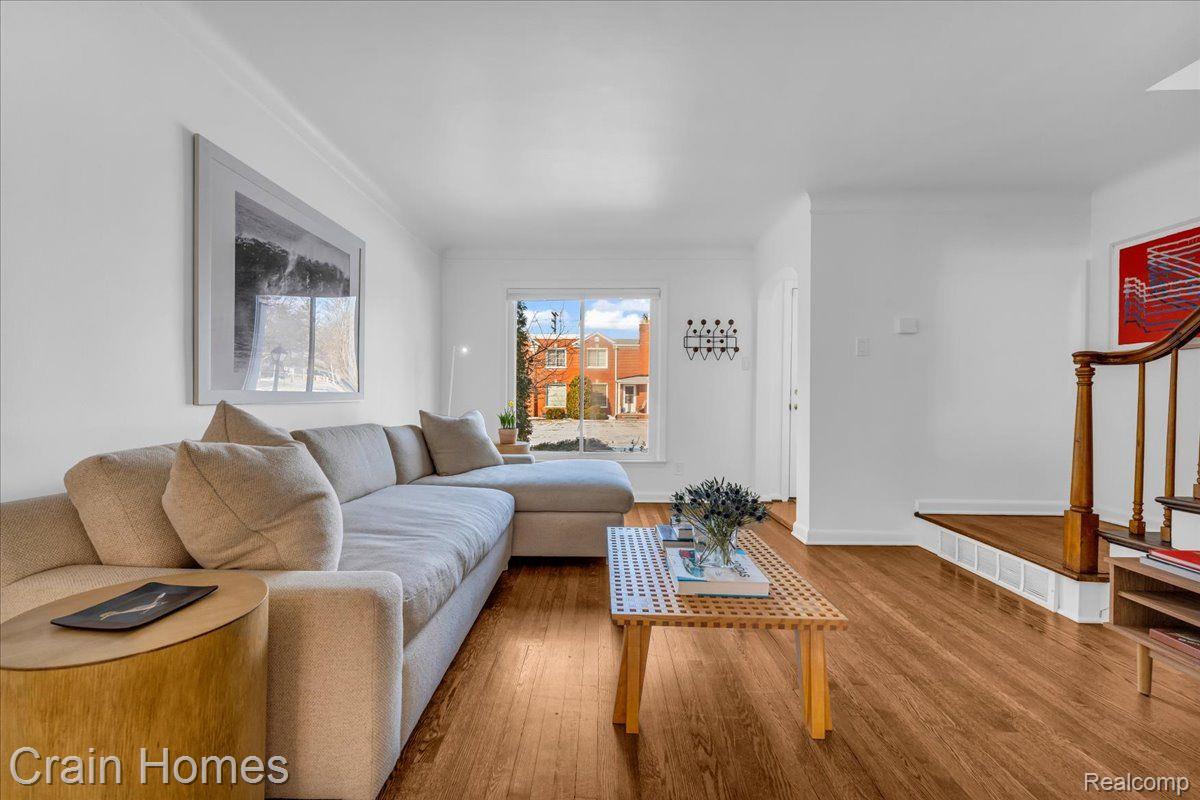 689 SAINT CLAIR Street