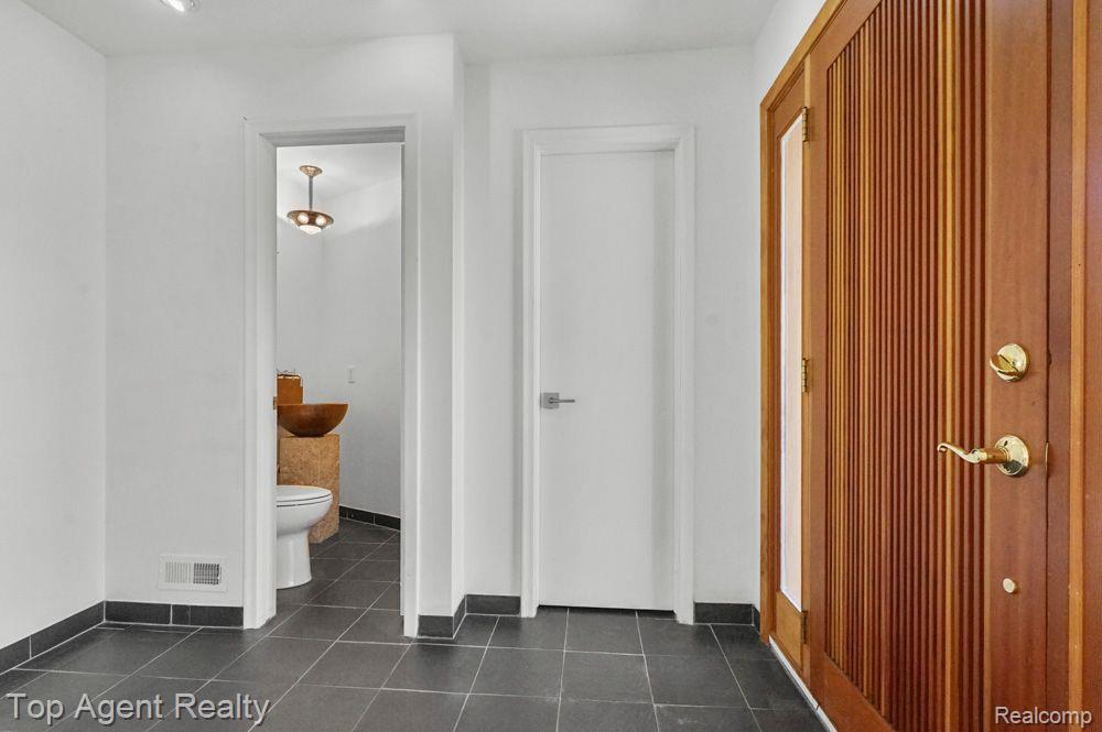 164 W HICKORY GROVE Road