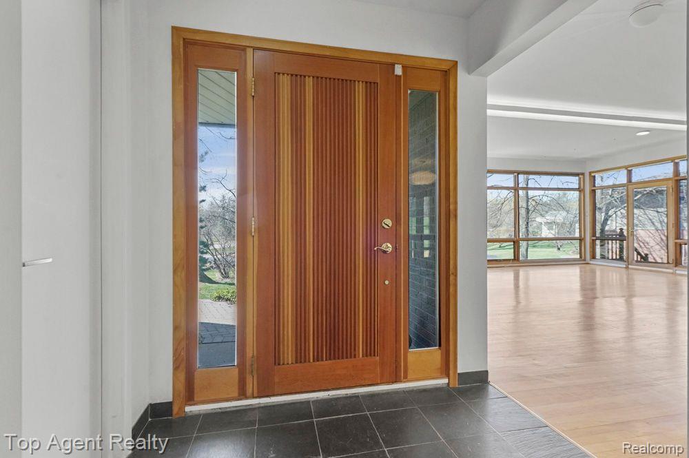 164 W HICKORY GROVE Road