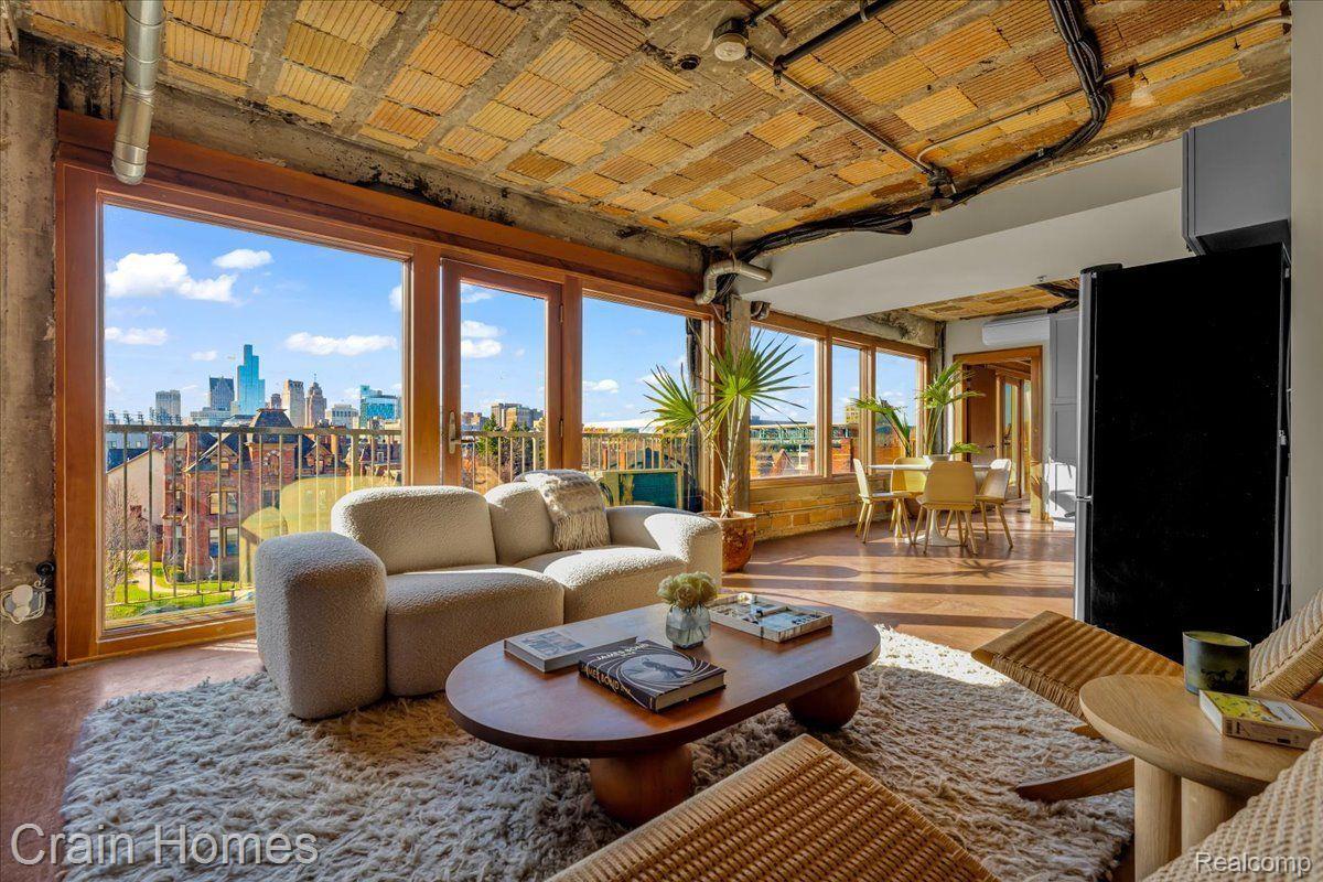 2915 JOHN R Street 407