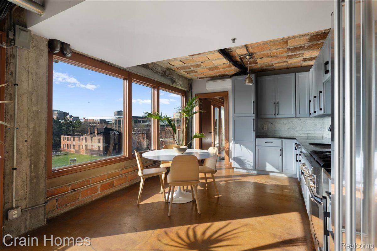 2915 JOHN R Street 407