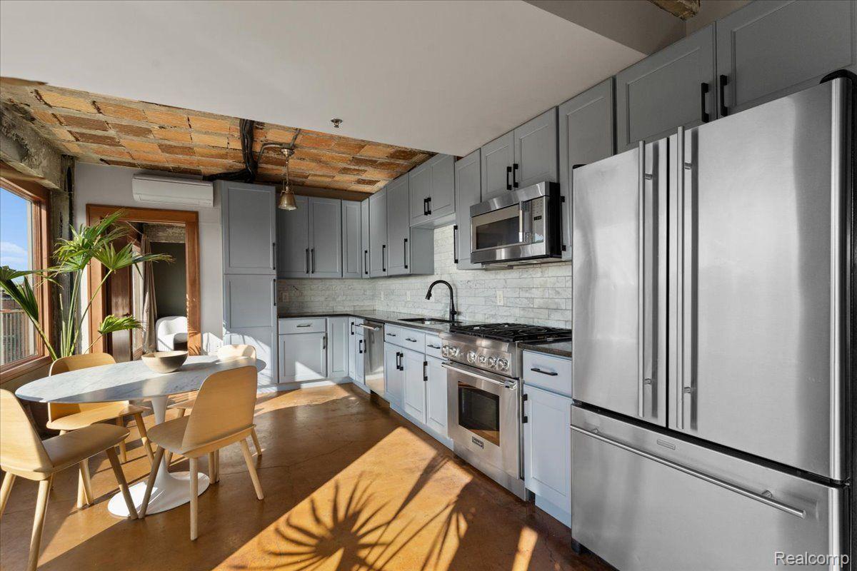 2915 JOHN R Street 407