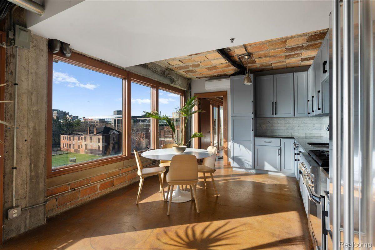 2915 JOHN R Street 407