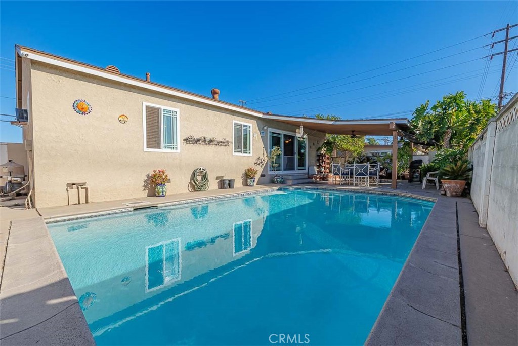 605 N La Reina