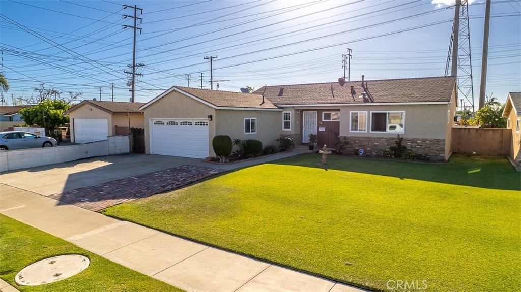 605 N La Reina