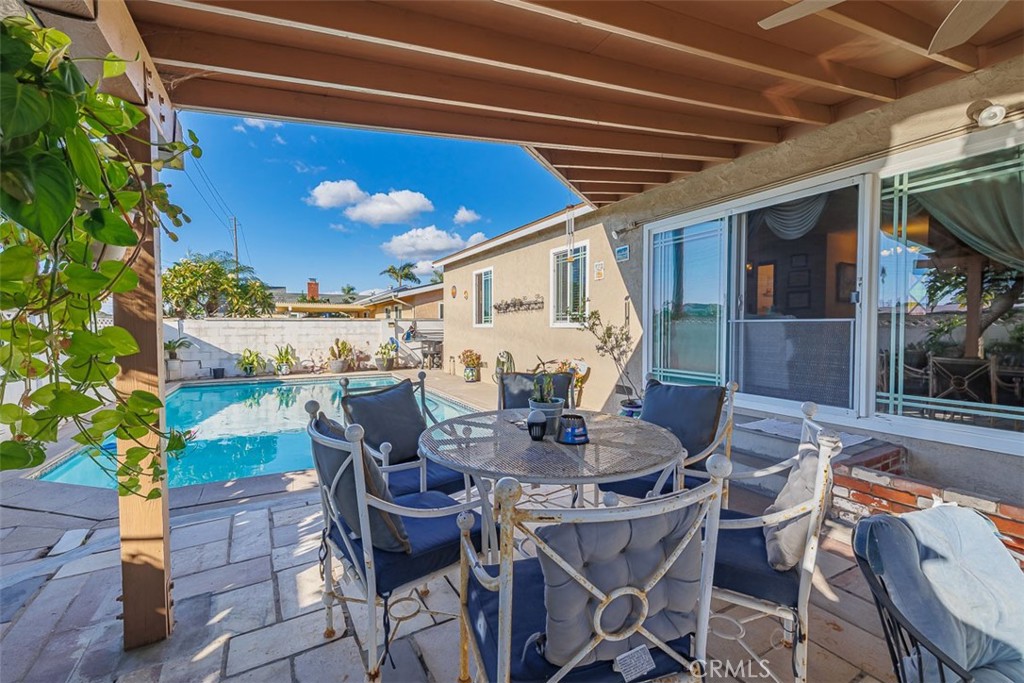 605 N La Reina