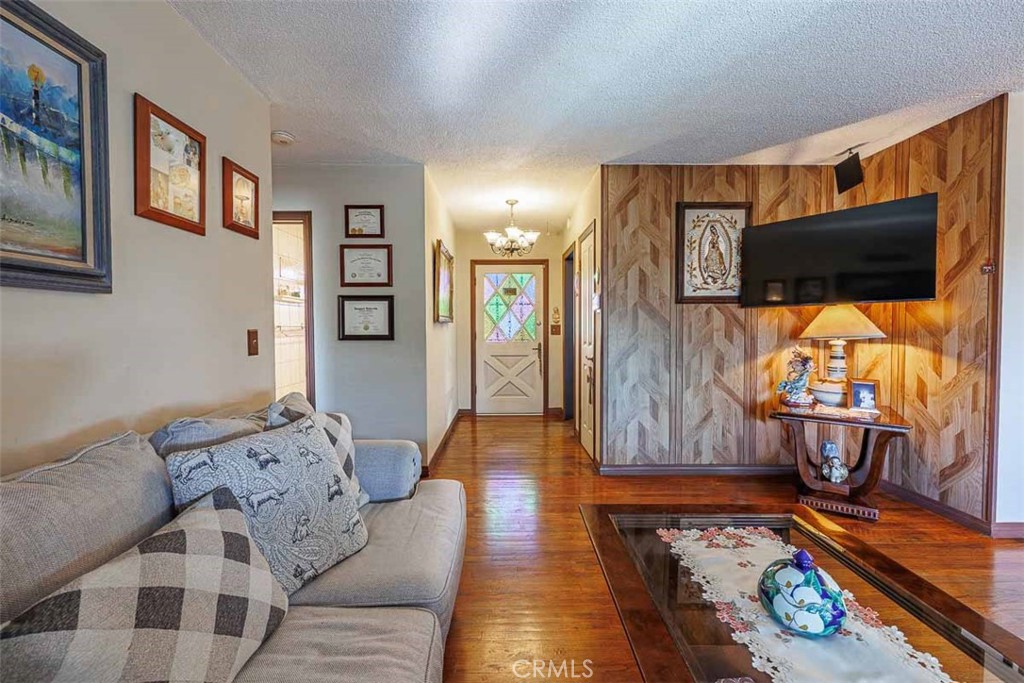 605 N La Reina