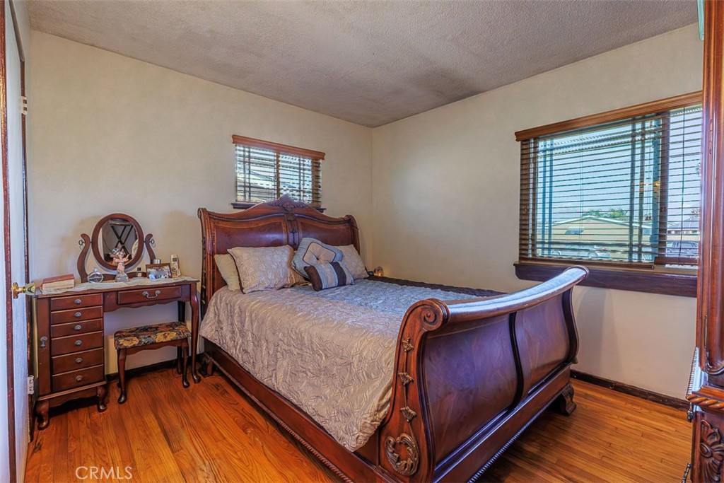 605 N La Reina