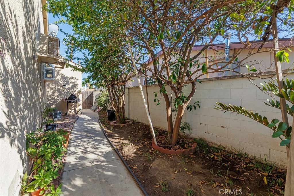 605 N La Reina