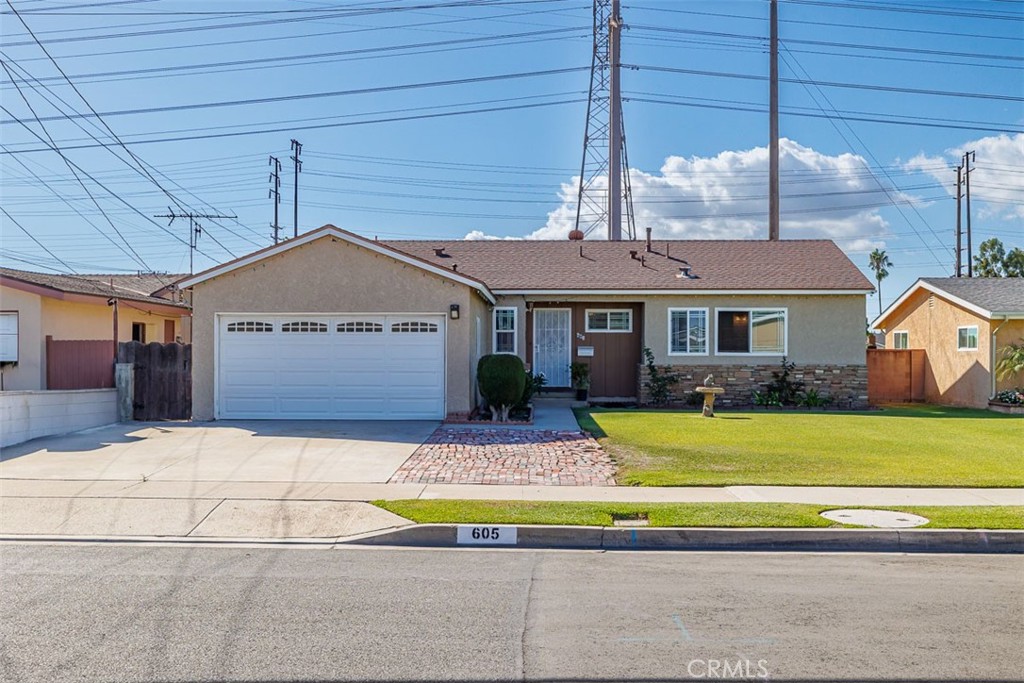 605 N La Reina