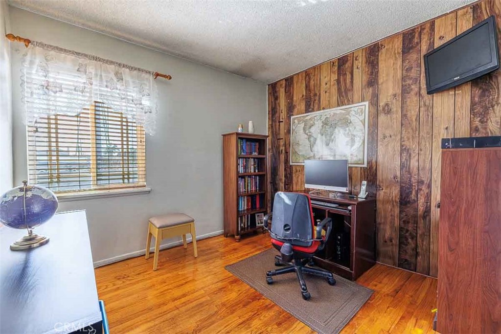 605 N La Reina