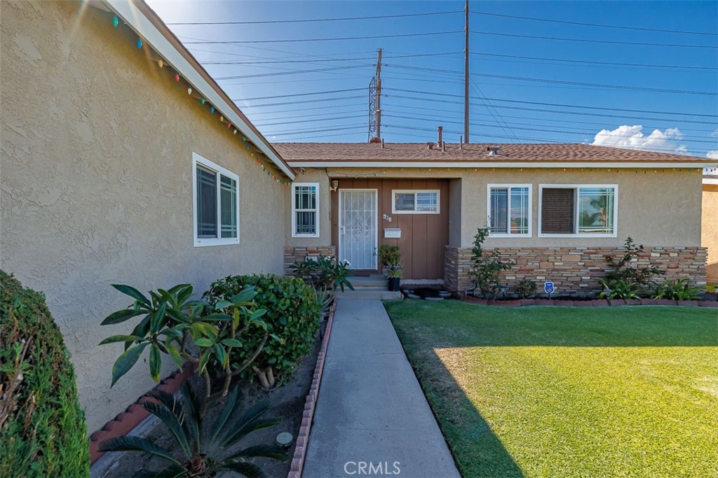605 N La Reina