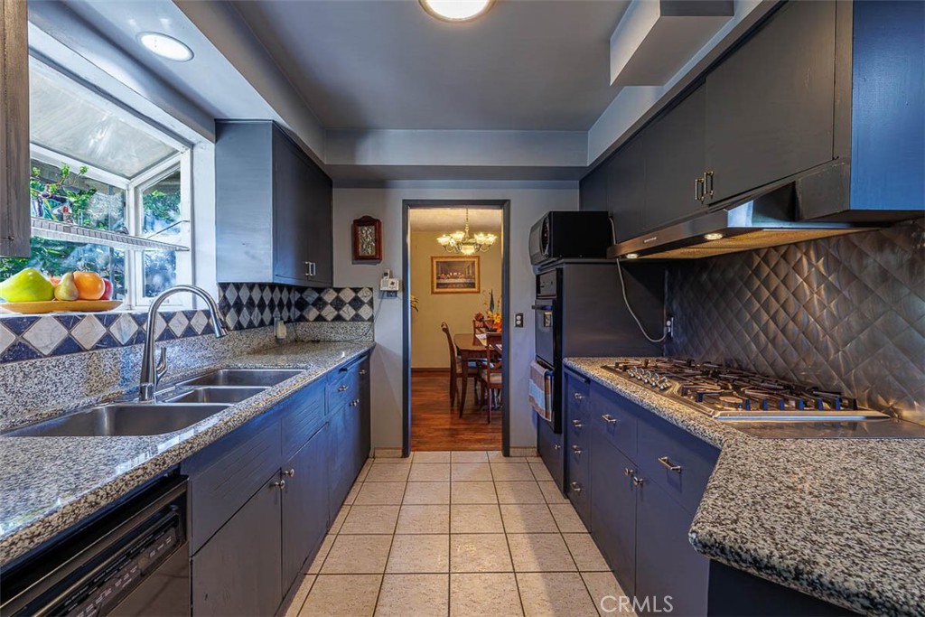 605 N La Reina