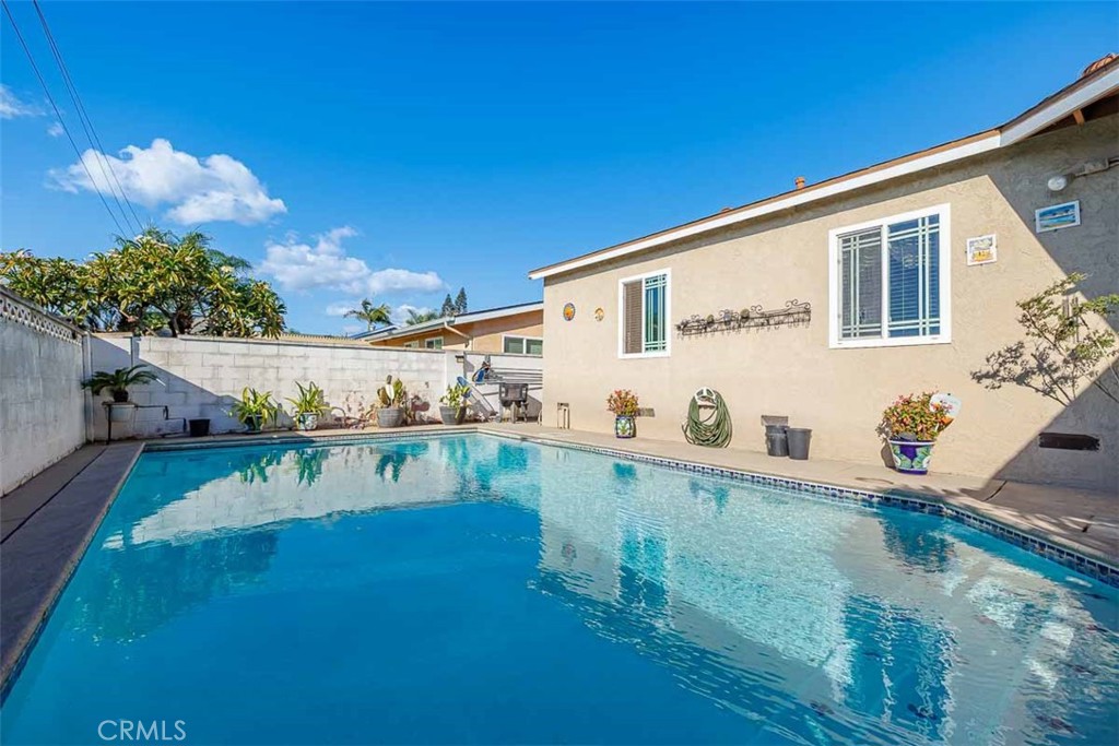 605 N La Reina