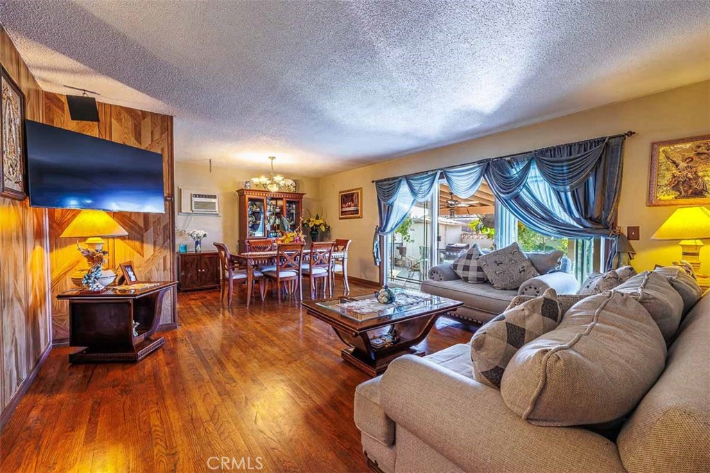 605 N La Reina