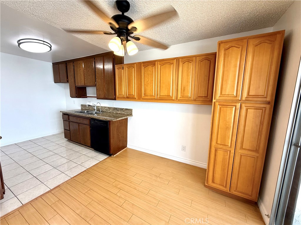 23605 Golden Springs J12