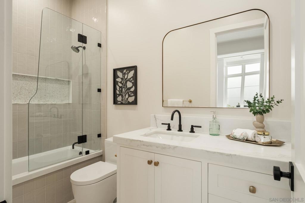 1023 Stratford Ct