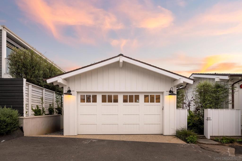 1023 Stratford Ct