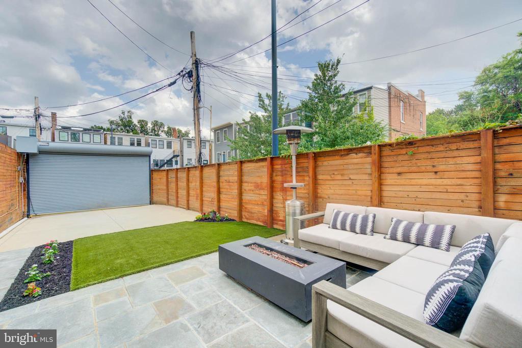 244 10th St SE