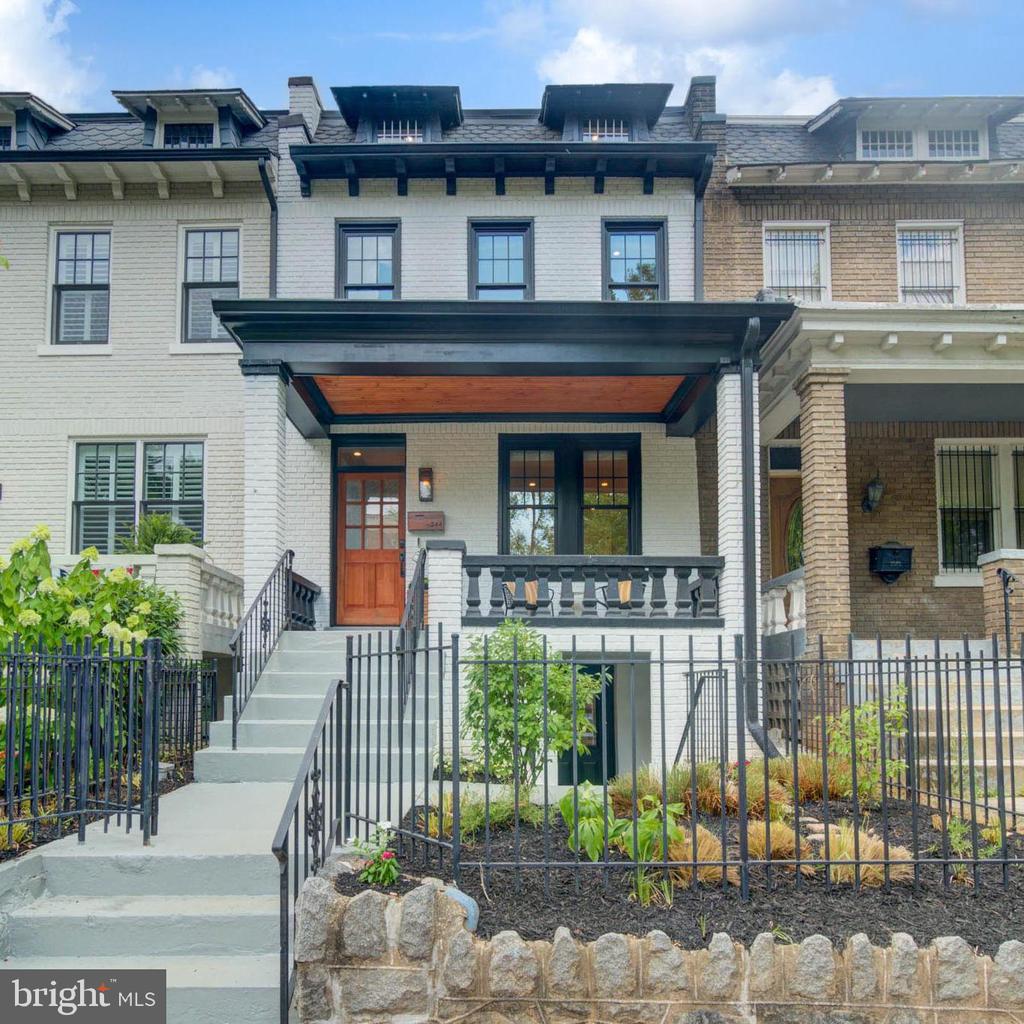 244 10th St SE