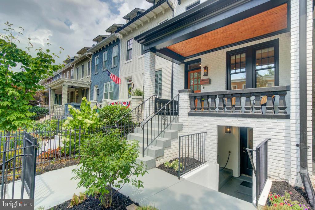 244 10th St SE