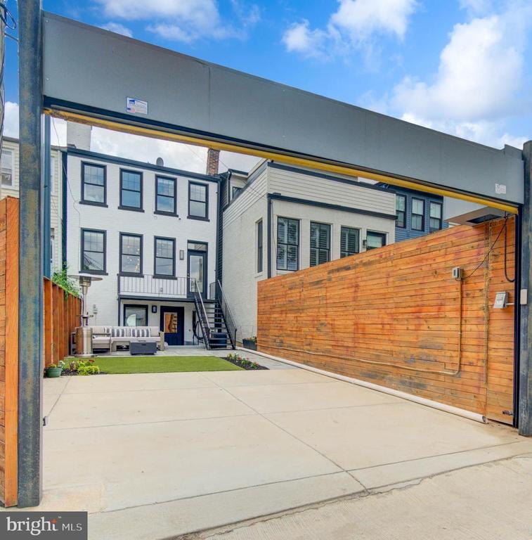 244 10th St SE